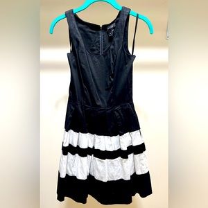 White House Black Market Little Black & White A-Line Full Skirt Pockets Sz 00